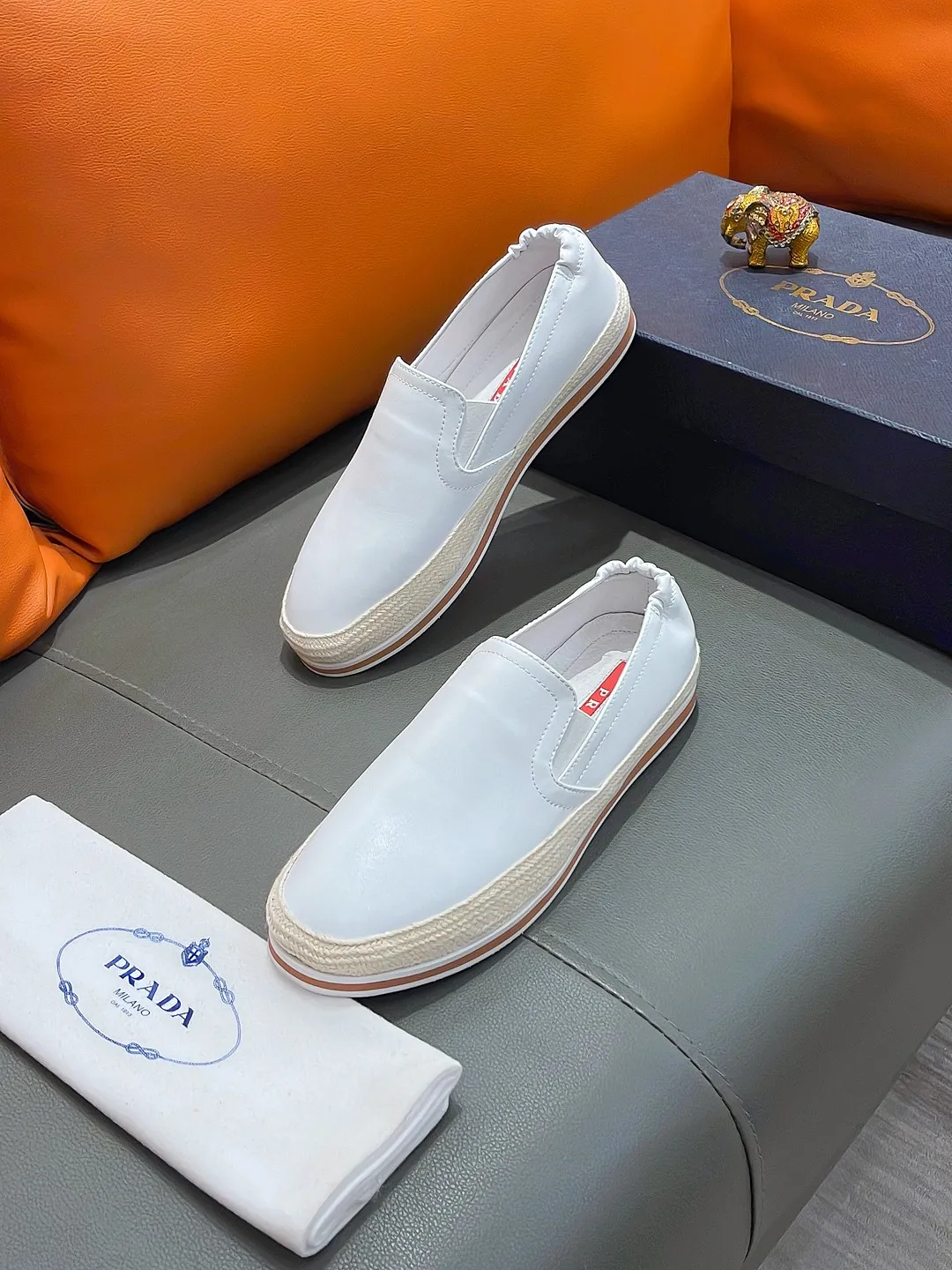 Men's shoes PRADA "Prada" P420 Regular size: 38-44 (slip-on shoes) Product materials: Selected cowhide upper, soft sheepskin foot pads, original factory special outsole.